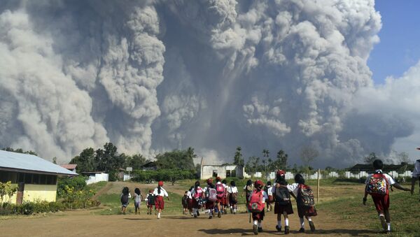ثوران بركان سينابونغ في كارو بجزيرة سومطرة، إندونيسيا 19 فبراير/ شباط 2018 - سبوتنيك عربي