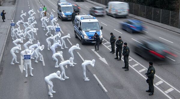 ناشطون من حركة منظمة السلام (غرينبيس) أزياء بيضاء في فعالية احتجاجية ضد التلوث البيئي والصحي بجسيمات الديزل في شتوتغارت بجنوب ألمانيا 19 فبراير/ شباط 2018 - سبوتنيك عربي