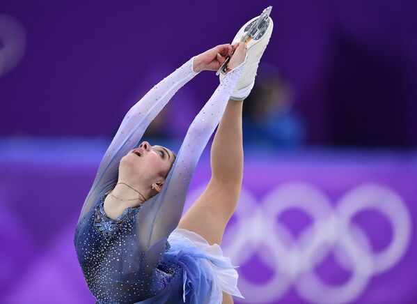 الروسية يفغينيا مدفيديفا - خلال الفقرة القصيرة للتزحلق الفني على الجليد، الألعاب الأولمبية في كوريا الجنوبية 2018 - سبوتنيك عربي