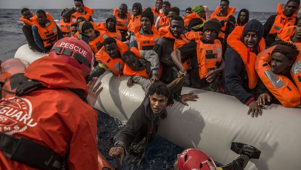 إنقاذ لاجئين على بعد 60 ميلا من سواحل ليبيا، 18 فبراير/ شباط 2018 - سبوتنيك عربي