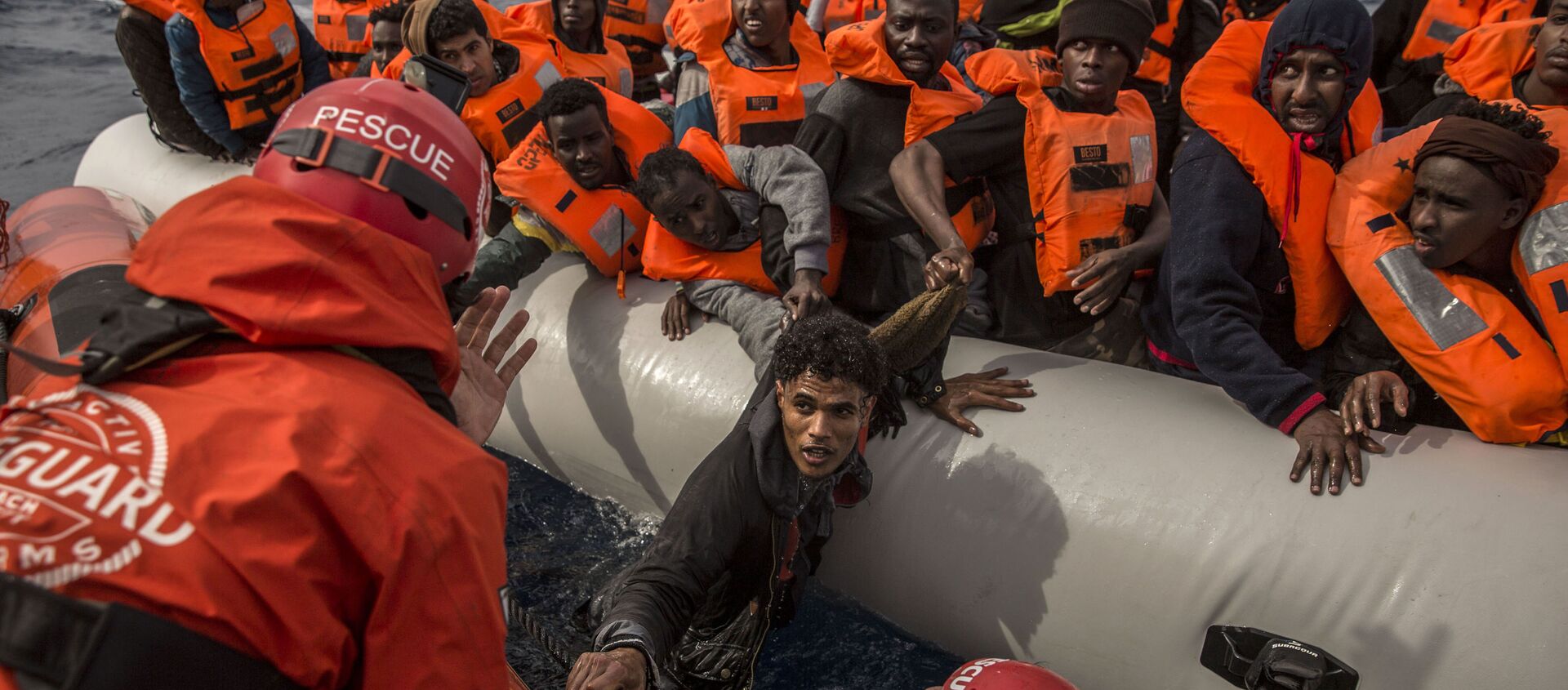 إنقاذ لاجئين على بعد 60 ميلا من سواحل ليبيا، 18 فبراير/ شباط 2018 - سبوتنيك عربي, 1920, 28.07.2020