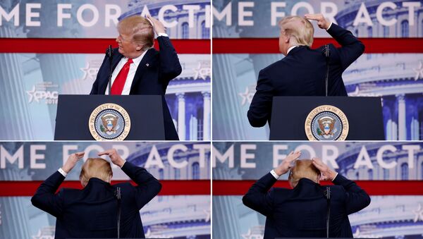 الرئيس الأمريكي دونالد ترامب يتفقد شعره خلال خلال مؤتمر العمل السياسي المحافظ في 23 فبراير/شباط 2018 - سبوتنيك عربي