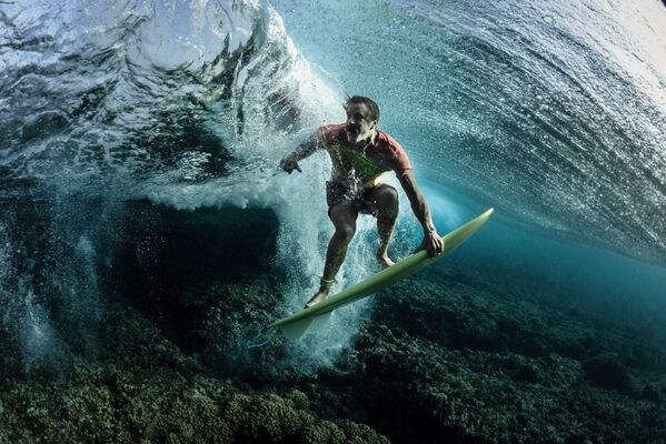 مسابقة التصوير تحت الماء لعام 2018 - صورة في المرتبة الثالثة Under The Wave للمصور الأمريكي روندي بورسيل، في فئة  Portrait - سبوتنيك عربي