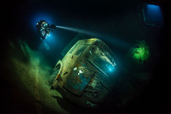 مسابقة التصوير تحت الماء لعام 2018 - صورة في المرتبة الثالثة  TRUCK-NOBIA  للمصور الألماني توبياس فريدريخ، في فئة Wrecks - سبوتنيك عربي