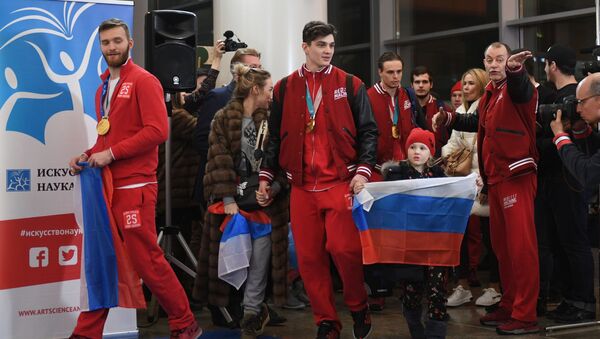 استقبال الرياضيين الأولمبيون الروس من كوريا الجنوبية في مطار شيريميتيفو - سبوتنيك عربي