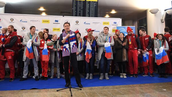 استقبال الرياضيين الأولمبيون الروس من كوريا الجنوبية في مطار شيريميتيفو - سبوتنيك عربي