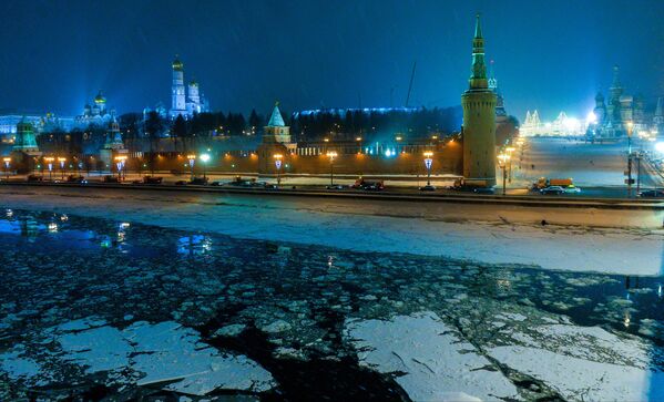 مشهد يطل على الكرملين ونهر موسكو المغطى بالجليد، جسر بولشوي كاميني (الجسر الحجري الكبير) - سبوتنيك عربي