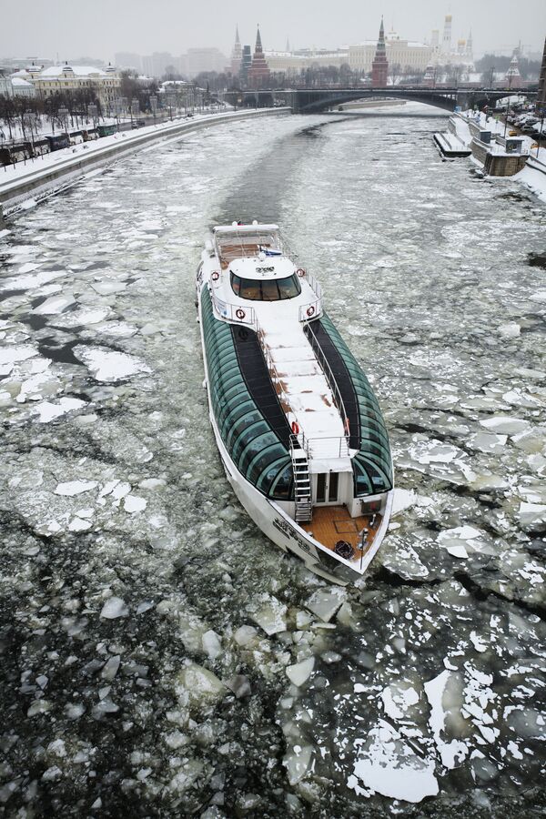 مركب سياحي راديسون على خلفية الكرملين ونهر موسكو المغطى بالجليد - سبوتنيك عربي
