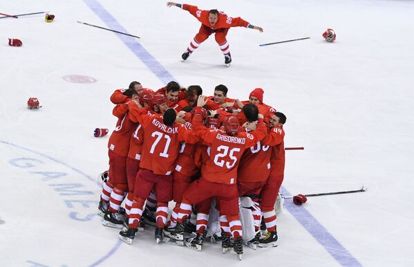 فريق الهوكي الروسي لحظة فوزه بالميدالية الذهبية في المباراة النهائية ضد ألمانيا، في الألعاب الأولمبية الشتوية في كوريا الجنوبية - سبوتنيك عربي
