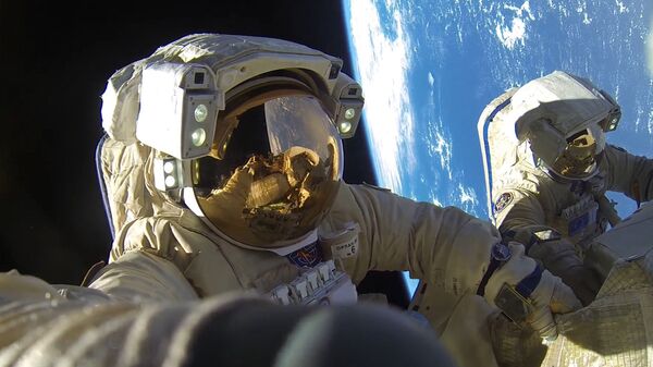 رائدا فضاء روس كوسموس أنطون شكابليروف وألكسندر ميسوركين خلال مهمة السير خارج محطة الفضاء الدولية، والتي اتسغرقت مدة 8 ساعات و 12 دقيقة - سبوتنيك عربي