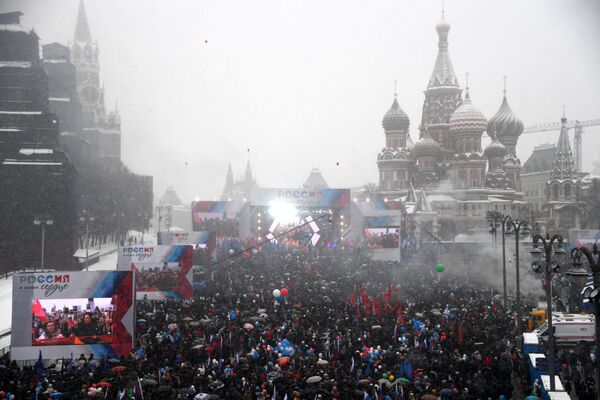 المشاركون في حفل تظاهري روسيا في قلبي! (#RussiaInMyHeart) في نوفوسيليفسكي سبوسك، ساحة الحمراء، موسكو - سبوتنيك عربي