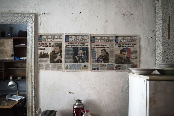 صحف معلقة على جدران في أحد المنازل في بلدة ياسنوي في منطقة دونيتسك - سبوتنيك عربي
