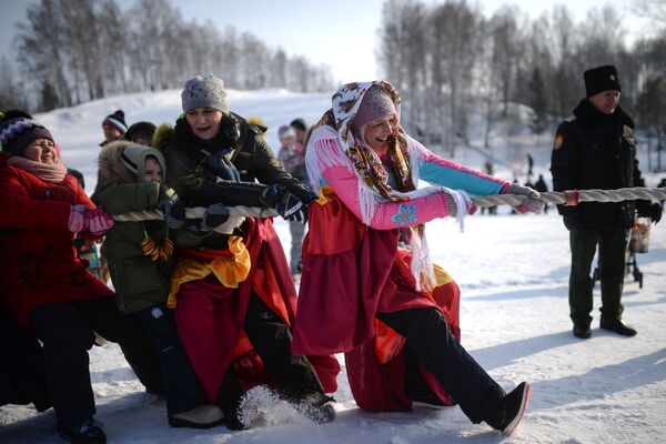فعاليات الاحتفال بأسبوع ماسلينيتسا (أو أسبوع المرافع) في حديقة كولتسيفو في منطقة نوفوسيبيرسكايا أوبلاست، روسيا - سبوتنيك عربي
