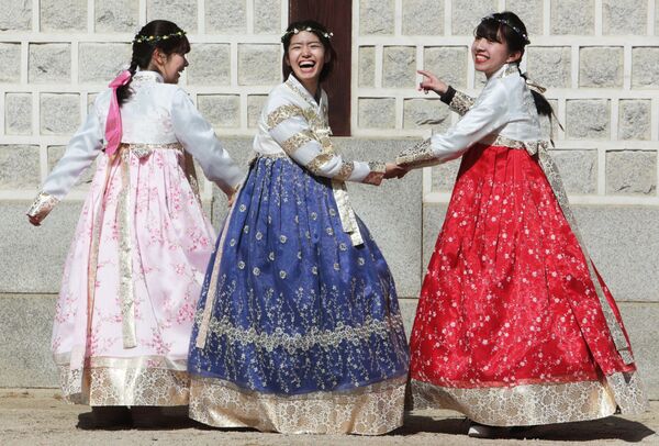 فتيات يرتدين أزياء تقليدية في مدينة سيئول، كوريا الجنوبية - سبوتنيك عربي