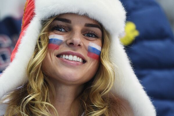 مشجعة روسية خلال مباراة الهوكي بين  روسيا والتشيك، في الألعاب الأولمبية الشتوية في كوريا الجنوبية - سبوتنيك عربي