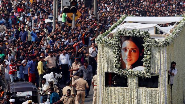 جنازة نجمة بليود الممثلة الهندية سريديفى كابور - سبوتنيك عربي