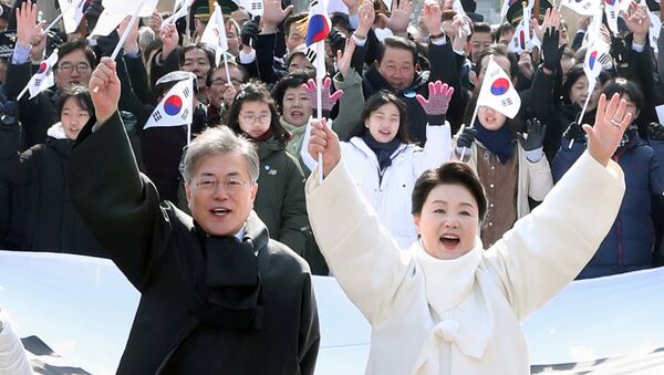 رئيس كوريا الجنوبية وزوجته، في أثناء الاحتفال بعيد الاستقلال، 1مارس/ أذار 2018 - سبوتنيك عربي