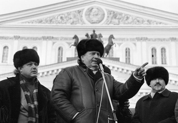 زعيم الحزب الديموقراطي الليبرالي الروسي، فلاديمير جيرينوفسكي يلقي خطاب أمام جمهور في موسكو في إطار حملته الانتخابية - سبوتنيك عربي