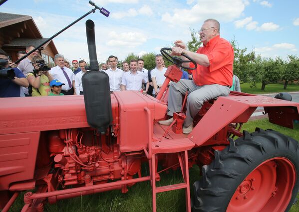 زعيم الحزب الديموقراطي الليبرالي الروسي، فلاديمير جيرينوفسكي يزور مزرعة بإسم لينين - سبوتنيك عربي