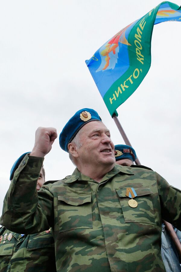 زعيم الحزب الديموقراطي الليبرالي الروسي، فلاديمير جيرينوفسكي يشارك في احتفالات عيد قوات الإنزال الجوي في موسكو - سبوتنيك عربي