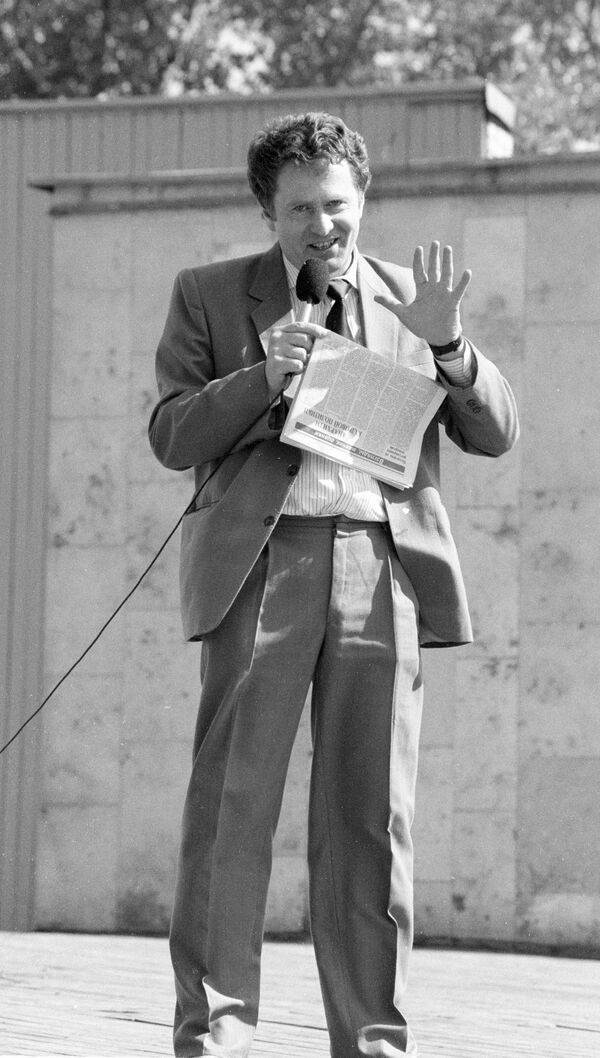 زعيم الحزب الديموقراطي الليبرالي الروسي، فلاديمير جيرينوفسكي خلال مهرجان الصحافة المستقلة في حديقة غوركوغو بموسكو - سبوتنيك عربي