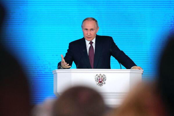 الرئيس فلاديمير بوتين خلال الرسالة السنوية أمام الجمعية الفيدرالية في قاعة مانيج، موسكو، 1 مارس/ آذار 2018 - سبوتنيك عربي