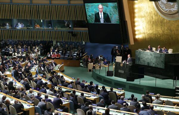 الرئيس فلاديمير بوتين يلقي خطابه في الجلسة العامة للدورة الـ70 للجمعية العامة للأمم المتحدة، نيويورك، عام 2015 - سبوتنيك عربي