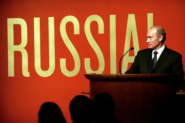 الرئيس فلاديمير بوتين خلال الحفل الافتتاحي لمعرض روسيا! في متحف غاغينهايم بمانهاتن في مدينة نيويورك، عام 2005 - سبوتنيك عربي