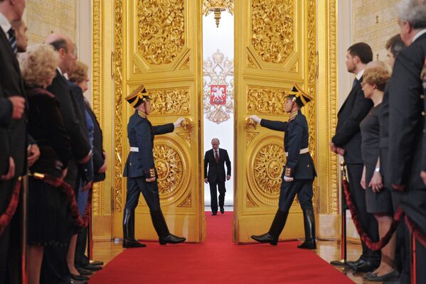 الرئيس فلاديمير بوتين في قاعة ألكسندر في قصر الكرملين الكبير خلال مراسم تنصيبه رئيسا، 7 مايو/ أيار 2012 - سبوتنيك عربي