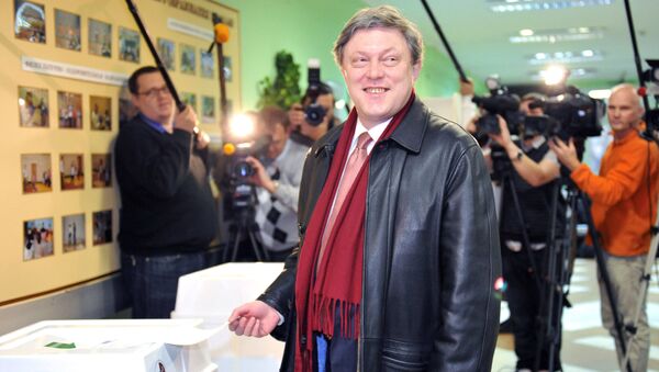 غريغوري يافلينسكي، زعيم حزب يابلوكو (التفاح) في أحد مراكز الاقتراع بمدينة موسكو، أثناء مشاركته في التصويت في انتخابات نواب مجلس الدوما الروسي - سبوتنيك عربي