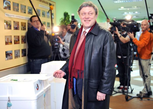 غريغوري يافلينسكي، زعيم حزب يابلوكو (التفاحة) في أحد مراكز الاقتراع بمدينة موسكو، أثناء مشاركته في التصويت في انتخابات نواب مجلس الدوما الروسي - سبوتنيك عربي