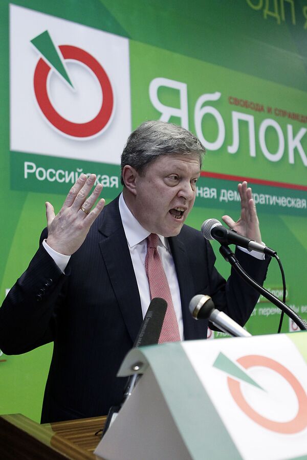 غريغوري يافلينسكي، قائد حزب يابلوكو (التفاحة)، ومرشح من الحزب للانتخابات الرئاسة الروسية لعام 2018، أثناء الدورة الثانية للجلسة الـ 16 للحزب في ضواحي موسكو - سبوتنيك عربي
