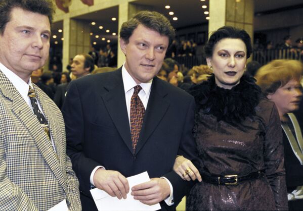 غريغوري يافلينسكي، زعيم حزب يابلوكو (التفاحة)، خلال حفل العرض الأول لفيلم المخرج نيكيتا ميخالكوف سيبيرسكي تسيريولنيك، عام 1999 - سبوتنيك عربي