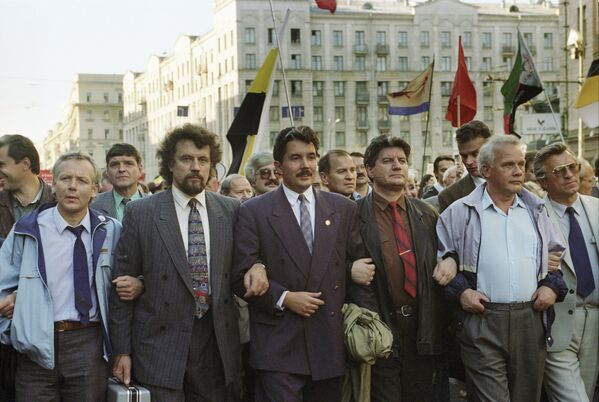سيرغي بابورين (الثالث من اليسار) وفيكتور أكسيوتشيتس (الثاني من اليسار) وفيكتور ألكسينس (الرابع من اليسار) يشاركون في مسيرة لإحياء ذكرى الأزمة الدستورية لعام 1993 - سبوتنيك عربي