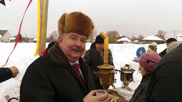 سيرغي بابورين، زعيم الحزب السياسي الوطني المحافظ الاتحاد الشعبي الروسي، يلتقي مع الناخبين في منطقة تولسكايا أوبلاست - سبوتنيك عربي