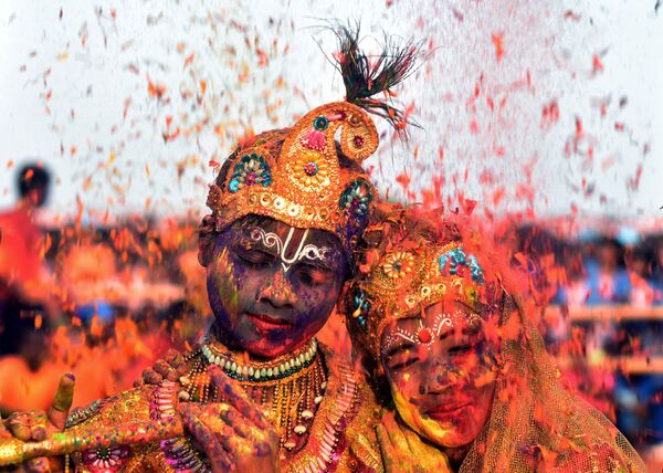 المشاركون في مهرجان الألوان هولي في الهند، 1 مارس/ آذار 2018 - سبوتنيك عربي