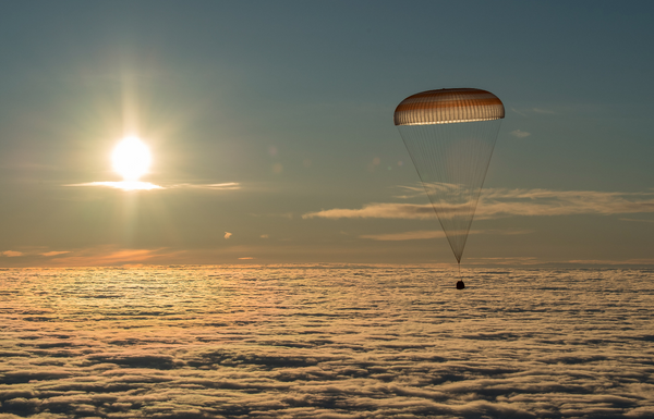 عودة 3 رواد فضاء إلى الأرض بعد قضاء 168 يوما في المحطة الدولية - سبوتنيك عربي