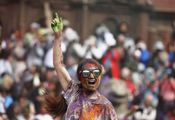 سائحة ترقص وسط مهرجان الألوان هولي في كاتماندو، نيبال 1 مارس/ آذار 2018 - سبوتنيك عربي