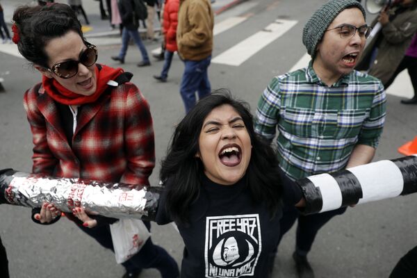 متظاهرون يغلقون تقاطع طرق أمام مكاتب الهجرة والجمارك في سان فرانسيسكو، 28 فبراير/ شباط 2018 - سبوتنيك عربي
