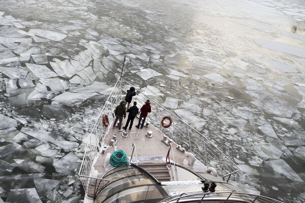 ركاب يقفون على متن زورق سياحي على نهر موسكو المغطى بالجليد في موسكو، 26 فبراير/ شباط 2018 - سبوتنيك عربي