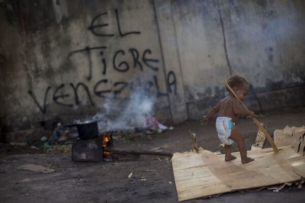 طفل صغير لاجئ يلعب في مخيم للاجئين في بوا-بيستا، البرازيل 24 فبراير/ شباط 2018 - سبوتنيك عربي