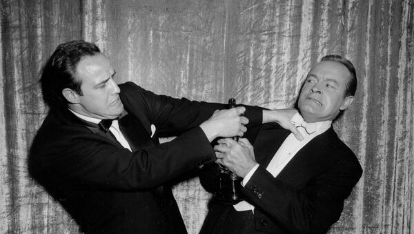 الممثلان الأمريكيان مارلون براندو وبوب هوب يتشاجران مازحين على جائزة الأوسكار في عام 1955 - سبوتنيك عربي