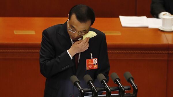 رئيس وزراء الصين لي كيكيانغ لي خلال افتتاح الجلسة الأولى للمؤتمر الـ 13 للحزب الشيوعي في بكين، الصين  5 مارس/ أذار 2018 - سبوتنيك عربي