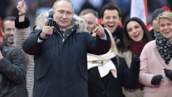 مرشح للانتخابات الرئاسية الروسية لعام 2018 فلاديمير بوتين خلال تظاهرة بعنوان من أجل روسيا قوية! في ملعب لوجنيكي بموسكو، 3 مارس/ أذار 2018 - سبوتنيك عربي