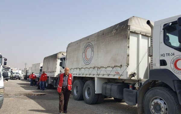 وصول قافلة المساعدات الإنسانية المتوجهة للغوطة الشرقية إلى مخيم الوافدين - سبوتنيك عربي