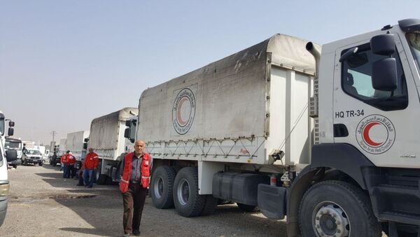 وصول قافلة المساعدات الإنسانية المتوجهة للغوطة الشرقية إلى مخيم الوافدين - سبوتنيك عربي