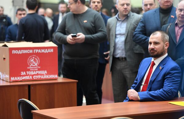 مكسيم سورايكين، مرشح من الحزب شيوعيو روسيا للرئاسية الروسية لعام 2018، خلال تسليم اللجنة المركزية لانتخابات روسيا توقيعات الناخبين - سبوتنيك عربي