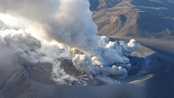 بركان شينمويداكي النشط  الواقع بين محافظتي ميازاكي و كاجوشيما، جنوب غرب اليابان  - سبوتنيك عربي