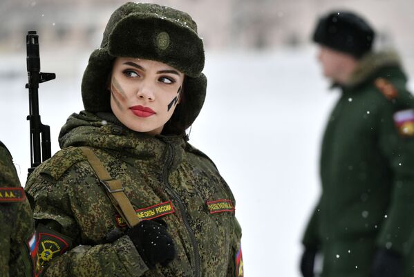إحدى أعضاء الفيلق النسائي للقوات الصاروخية الاستراتيجية الروسية في ياروسلافل الروسية - سبوتنيك عربي