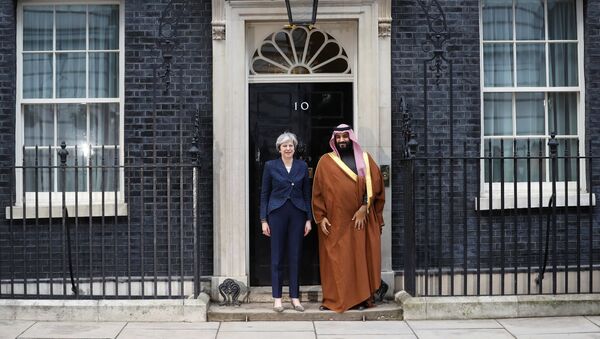 رئيسة الوزراء البريطانية وولي العهد السعودي أمام مقر رئاسة الوزراء في لندن، 7 مارس/ آذار 2018 - سبوتنيك عربي